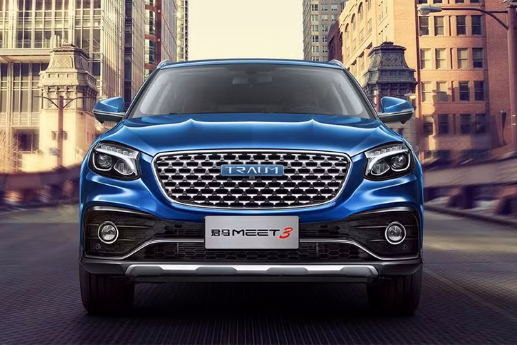 Mẫu xe SUV Meet 3 mới dựa trên nền tảng của "người anh em" Zotye SR7. Để biến SR7 thành Meet 3 Zotye, nhà sản xuất đã thay đổi mặt trước, phía sau, các logo... Tuy nhiên, nếu là một người yêu xe hơi, chắc chắn bạn có thể nhận ra một số chi tiết trên xe được "mượn ý tưởng" từ hàng loạt mẫu xe đình đám của các hãng nổi tiếng.