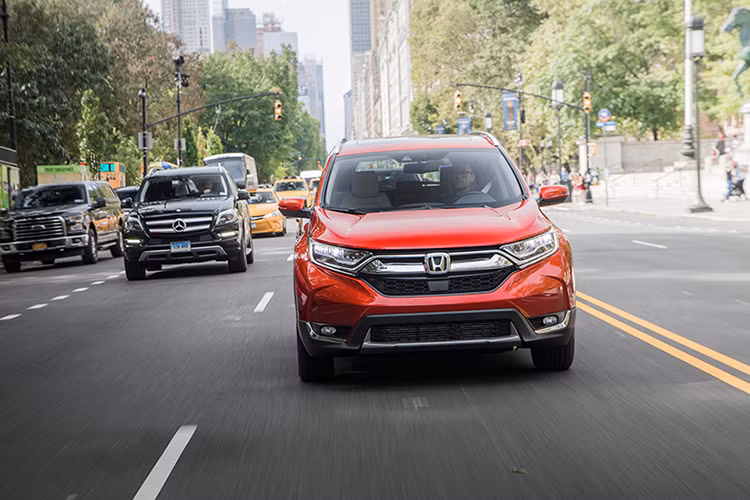 Trong khi đó bản rẻ tiền nhất sử dụng động cơ 2.4L cho công suất cực đại 184 mã lực và mô men xoắn 244 Nm, đây cũng là dòng động cơ cũ đang sử dụng cho CR-V hiện tại ở Việt Nam. Cả hai loại động cơ này đều sẽ đi kèm với hộp số tự động CVT, dẫn động cầu trước tiêu chuẩn, hoặc 4 bánh toàn thời gian AWD tuỳ chọn.