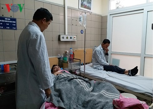 Bác sĩ Nguyễn Trung Nguyên thăm hỏi bệnh nhân ngộ độc rượu.