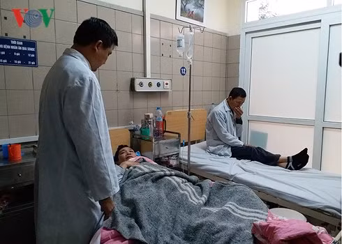 Bác sĩ Nguyễn Trung Nguyên thăm hỏi bệnh nhân ngộ độc rượu.