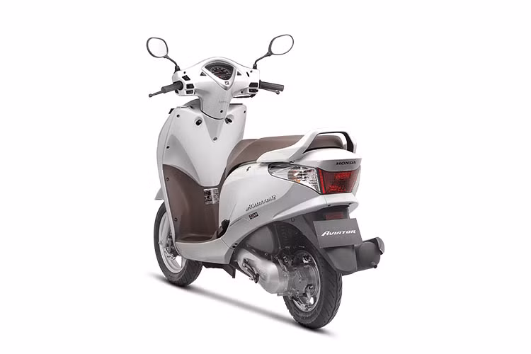 Honda Aviator 2018 trang bị bình xăng dung tích 6 lít và tổng trọng lượng ướt của xe là 106 kg. Hệ thống phanh kết hợp CBS là trang bị tiêu chuẩn của xe. Đuôi xe có thiết kế ăn nhập với tổng thể với đèn phanh lớn, cặp đèn xi nhan sau kéo dài lên ốp thân, cùng với đó là tay xách giúp thuận tiện cho việc sử dụng.