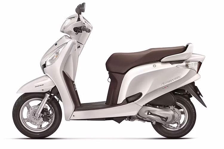 Về thiết kế, tương tự như các mẫu xe ga khác ở thị trường Ấn Độ, Honda Aviator 2018 có thiết kế khá vuông vắn và dày dặn. Phần đầu xe nổi bật với mặt nạ lớn, ốp nhựa màu crôm bóng chiếm gần trọn đầu xe, cặp đèn xi nhan được bố trí dọc ở hai bên mặt nạ của xe.