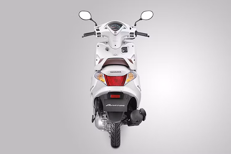 Một số điểm nổi bật khác trên xe gồm cụm đồng hồ với đèn nền màu xanh, hai móc treo đồ ở chỗ để chân rất gọn gàng và ốp ống xả chống nóng bằng kim loại cùng các chi tiết và màu sắc, tem xe... được thiết kế đẹp hơn.