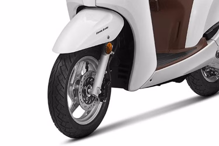 Các trang bị tiêu chuẩn khác trên xe gồm cặp phuộc ống lồng ở trước và giảm xóc thủy lực kèm lò xo trụ đơn ở sau. Đảm bảo an toàn khi vận hành cho xe là phanh đĩa 190 mm ở trước và phanh tang trống 130 ở sau, tương ứng với đó là vành đúc 12 inch và 10 inch.