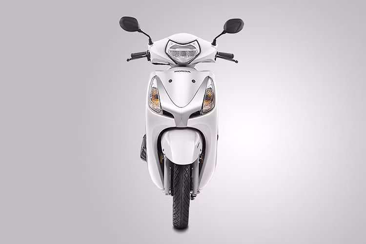 Ở phiên bản mới 2018, mẫu xe giá rẻ Honda Aviator được trang bị hệ thống đèn pha LED đi kèm với đèn định vị LED hiện đại hơn trước đây, ổ khóa đa năng 4 trong 1 gồm khóa điện, khóa từ, khóa cổ và khóa yên xe.