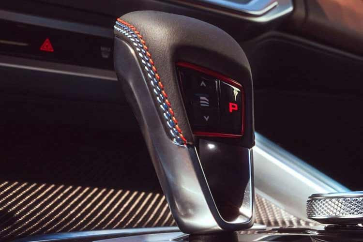 MW XM tại Việt Nam sở hữu động cơ plug-in hybrid, bao gồm máy xăng V8, tăng áp kép, dung tích 4.4L, sản sinh công suất tối đa 483 mã lực và mô-men xoắn cực đại 650 Nm. Động cơ đi kèm với hộp số tự động 8 cấp, tích hợp mô-tơ điện mạnh 194 mã lực và 280 Nm. Tổng cộng, xe sở hữu công suất 644 mã lực và mô-men xoắn cực đại 800 Nm.