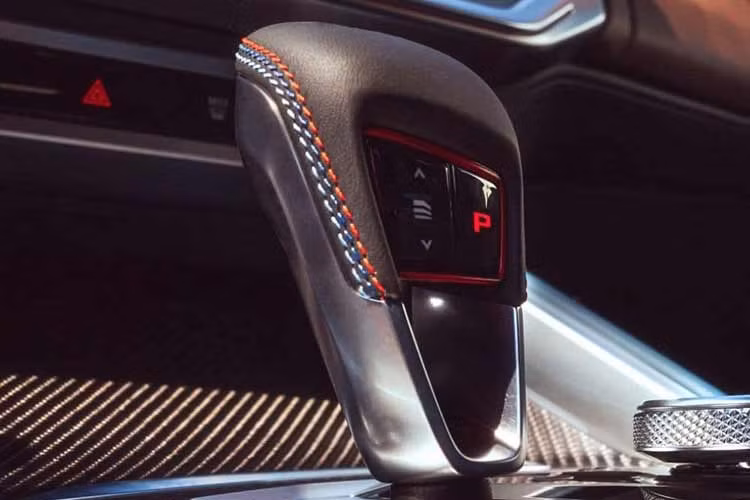 MW XM tại Việt Nam sở hữu động cơ plug-in hybrid, bao gồm máy xăng V8, tăng áp kép, dung tích 4.4L, sản sinh công suất tối đa 483 mã lực và mô-men xoắn cực đại 650 Nm. Động cơ đi kèm với hộp số tự động 8 cấp, tích hợp mô-tơ điện mạnh 194 mã lực và 280 Nm. Tổng cộng, xe sở hữu công suất 644 mã lực và mô-men xoắn cực đại 800 Nm.