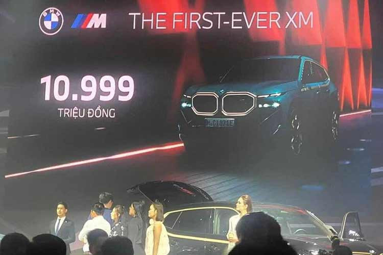 Tại Việt Nam, giá xe BMW XM 2024 lên đến 10,999 tỷ đồng và chỉ có duy nhất 1 phiên bản. Với giá bán này, XM trở thành mẫu xe BMW đắt nhất tại Việt Nam hiện nay. BMW XM sẽ được phân phối chính hãng tại Việt Nam dưới dạng xe nhập khẩu nguyên chiếc.