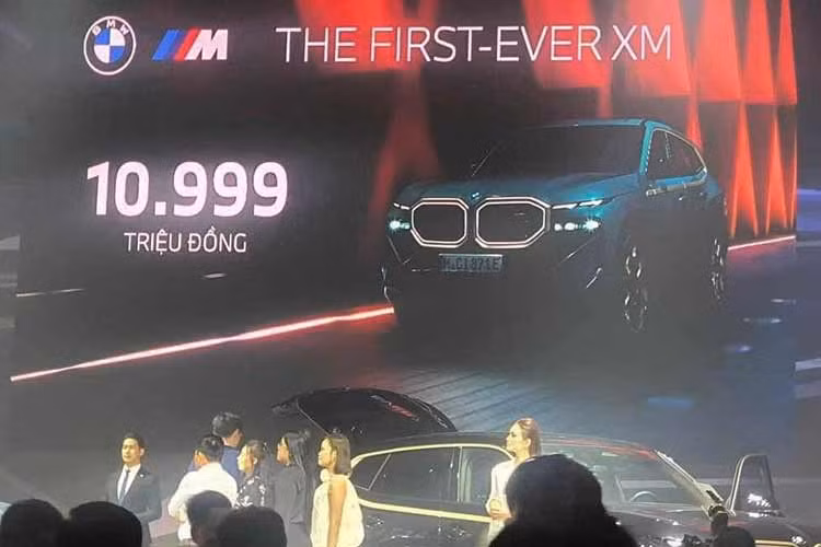 Tại Việt Nam, giá xe BMW XM 2024 lên đến 10,999 tỷ đồng và chỉ có duy nhất 1 phiên bản. Với giá bán này, XM trở thành mẫu xe BMW đắt nhất tại Việt Nam hiện nay. BMW XM sẽ được phân phối chính hãng tại Việt Nam dưới dạng xe nhập khẩu nguyên chiếc.