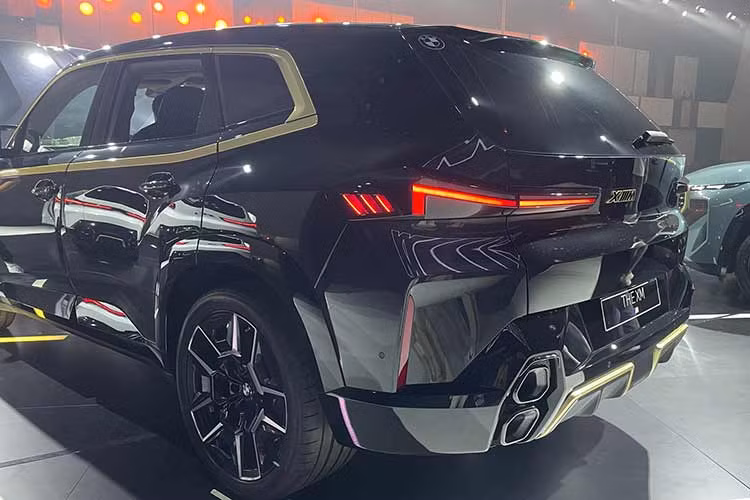 Tương tự lưới tản nhiệt, cửa sổ và bộ khuếch tán gió sau cũng có viền trang trí màu vàng. Bên cạnh đó là những chi tiết ngoại thất màu đen bóng giúp tăng vẻ ấn tượng cho mẫu SUV hạng sang cao cấp nhất nhà BMW.