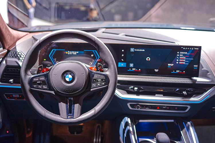 Được định vị cao hơn X7, BMW XM có kích thước dài x rộng x cao lần lượt là 5.110 x 2.005 x 1.755 mm và chiều dài cơ sở 3.105 mm. Tuy có kích thước lớn nhưng mẫu xe này chỉ được trang bị nội thất 2 hàng ghế với 5 chỗ ngồi. Khoang hành lý của xe có thể tích 527 lít hoặc 1.820 lít nếu gập ghế sau.