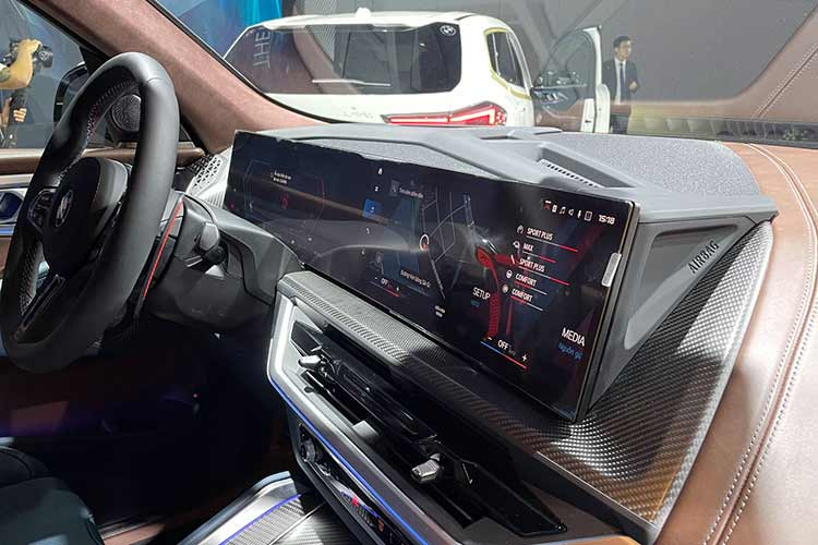 Với thiết kế M Lounge độc quyền, BMW XM sở hữu trần xe bọc bằng chất liệu Alcantara trong khi tapi cửa đều có đường viền kim cương ba chiều. Hệ thống đèn trang trí nội thất Ambient Light, điều hòa tự động 4 vùng và dàn âm thanh vòm Bowers &amp; Wilkins Diamond với bộ khuếch đại 1.475 watt đều là những trang bị tiêu chuẩn.