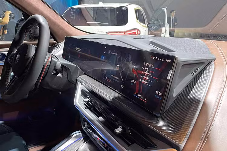 Với thiết kế M Lounge độc quyền, BMW XM sở hữu trần xe bọc bằng chất liệu Alcantara trong khi tapi cửa đều có đường viền kim cương ba chiều. Hệ thống đèn trang trí nội thất Ambient Light, điều hòa tự động 4 vùng và dàn âm thanh vòm Bowers &amp; Wilkins Diamond với bộ khuếch đại 1.475 watt đều là những trang bị tiêu chuẩn.