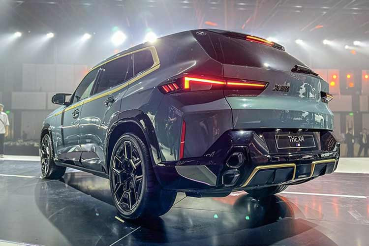 BMW XM tại Việt Nam sở hữu lưới tản nhiệt hình quả thận đặc trưng nhưng tạo hình bát giác phá cách. Bao quanh lưới tản nhiệt là viền màu vàng và hệ thống chiếu sáng Iconic Glow, tạo điểm nhấn cho đầu xe. Các nan lưới tản nhiệt ngang là điểm nhấn đặc biệt của những chiếc xe thể thao BMW M GmbH nổi tiếng.