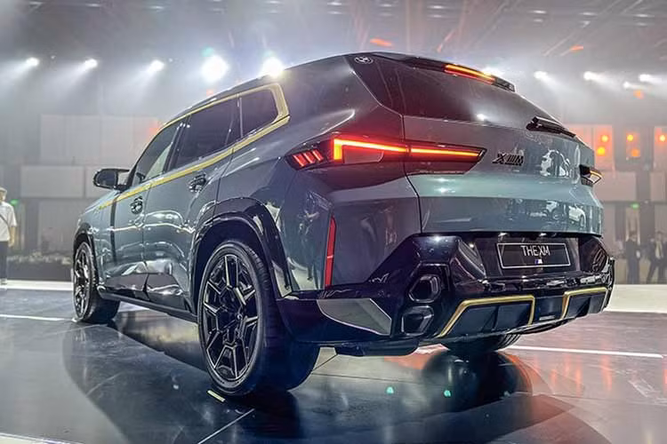 BMW XM tại Việt Nam sở hữu lưới tản nhiệt hình quả thận đặc trưng nhưng tạo hình bát giác phá cách. Bao quanh lưới tản nhiệt là viền màu vàng và hệ thống chiếu sáng Iconic Glow, tạo điểm nhấn cho đầu xe. Các nan lưới tản nhiệt ngang là điểm nhấn đặc biệt của những chiếc xe thể thao BMW M GmbH nổi tiếng.