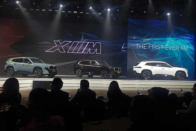 Trang bị an toàn của xe cũng khá nhiều với hệ thống giả lập âm thanh động cơ để cảnh báo cho người tham gia giao thông, cảnh báo áp suất lốp, cân bằng điện tử, cảm biến va chạm, hệ thống kiểm soát hành trình với chức năng phanh, hệ thống bảo vệ chủ động và hỗ trợ đỗ xe với camera 360.