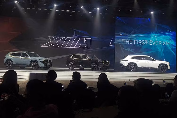 Trang bị an toàn của xe cũng khá nhiều với hệ thống giả lập âm thanh động cơ để cảnh báo cho người tham gia giao thông, cảnh báo áp suất lốp, cân bằng điện tử, cảm biến va chạm, hệ thống kiểm soát hành trình với chức năng phanh, hệ thống bảo vệ chủ động và hỗ trợ đỗ xe với camera 360.