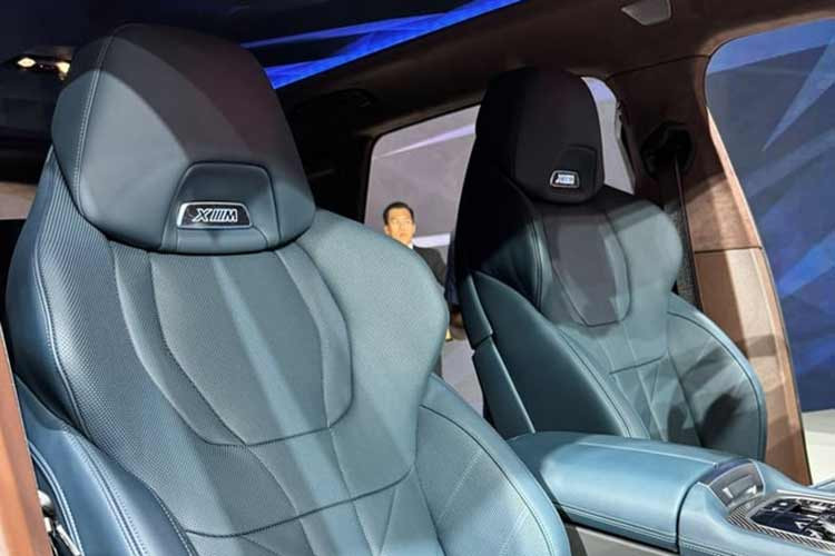 Xe sở hữu hệ thống thông tin giải trí BMW Live Cockpit Professional với màn hình cong nằm độc lập trên mặt táp-lô, tích hợp bảng đồng hồ kỹ thuật số 12,3 inch và màn hình cảm ứng trung tâm 14,9 inch. Bên cạnh đó là màn hình hiển thị thông tin kính lái HUD, sạc điện thoại không dây, hệ thống sưởi ghế trước/sau, ghế trước massage, giá để ly có thể hâm nóng/làm mát đồ uống và hệ thống điều khiển bằng cử chỉ.