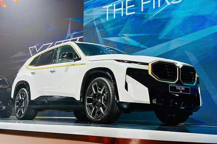 Lấy cảm hứng từ ngôn ngữ thiết kế hiện đại mới của BMW, XM sở hữu cụm đèn pha 2 tầng trên đầu xe, tương tự X7 và 7-Series mới. Trong đó, đèn LED định vị ban ngày kiêm đèn báo rẽ được tích hợp vào các bóng siêu mỏng và nằm phía trên. Bên dưới là đèn chiếu sáng chính Adaptive LED với thiết kế nằm ngang.