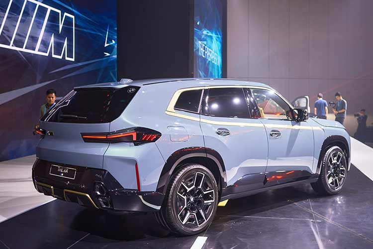 Sức mạnh động cơ cho phép mẫu SUV nặng 2,75 tấn này tăng tốc từ 0-100 km/h trong thời gian 4,3 giây trước khi đạt vận tốc tối đa 270 km/h. Hệ dẫn động 4 bánh toàn thời gian xDrive và pin lithium-ion cũng được trang bị cho BMW XM, giúp xe chạy từ 82 - 88 km mà không tốn một giọt xăng.