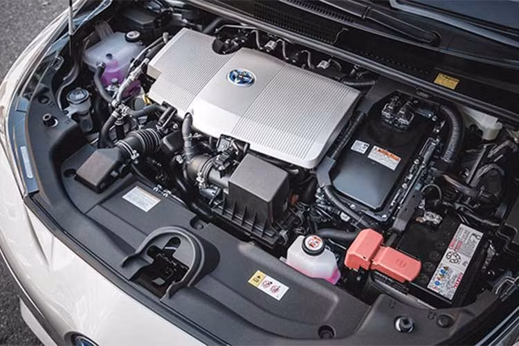 Hiện tại, dòng xe này đang được bán ra với hai loại động cơ là full hybrid và plug-in hybrid, trong đó bản Prius sử dụng công nghệ full hybrid có thể chạy được khoảng 40km chỉ với năng lượng điện. Con số này giảm xuống còn hơn 36km với Prius Prime plug-in hybrid.