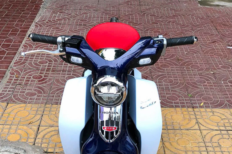 Cũng như phiên bản đã từng về Việt Nam hồi đầu tháng 7 vừa qua, Honda Super Cub C125 Special Edition vẫn mang những nét đặc trưng của "huyền thoại" Super Cub C100 được sản xuất vào năm 1968, nhưng thể hiện chúng dưới ngôn ngữ của Thế kỷ 21. Xe sở hữu kích thước 1.910x710x1.002 mm (tương đương với dài, rộng và cao).