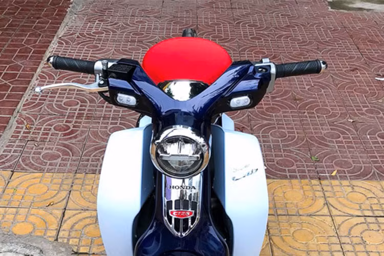 Cũng như phiên bản đã từng về Việt Nam hồi đầu tháng 7 vừa qua, Honda Super Cub C125 Special Edition vẫn mang những nét đặc trưng của "huyền thoại" Super Cub C100 được sản xuất vào năm 1968, nhưng thể hiện chúng dưới ngôn ngữ của Thế kỷ 21. Xe sở hữu kích thước 1.910x710x1.002 mm (tương đương với dài, rộng và cao).