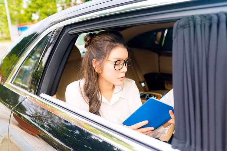 Xe sở hữu cụm đèn phe LED dạng hình chữ nhật lớn nằm ngang đặc trưng của hãng, bóng đèn dạng gương cầu lồi với đường viền là dải đèn led tinh tế. Nằm ở dưới là một dải đèn định vị nằm ngang thiết kế khá ấn tượng. Biểu tượng "goá phụ bay" được chế tác thủ công tinh xảo, gắn ở đầu đỉnh nắp ca-pô và nằm chính giữa tôn lên vẻ sang trọng và đẳng cấp.