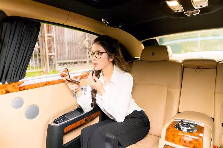 Xe siêu sang Rolls-Royce của Lý Nhã Kỳ có kích thước chiều dài x rộng x cao lần lượt là: 5.570 x 1.948 x 1.550 (mm). Trọng lượng không tải của xe đạt 2.570 kg. Cốp sau tích hợp chỉnh điện với không gian thể tích lớn giúp xe có thể chở được nhiều hành lý.