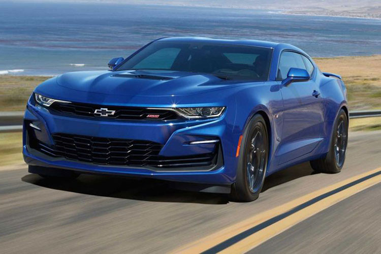 Chevrolet Camaro 2020 sẽ có hai cấu hình cho phiên bản mới, bao gồm: coupe hoặc mui trần, đi kèm là hộp số sàn 6 cấp hoặc số tự động 10 cấp. Ngoài LT1, Camaro 2020 cũng có bản LT, biến thể này được trang bị động cơ dung tích 3.6 lít, kết hợp hộp số tự động 10 cấp.