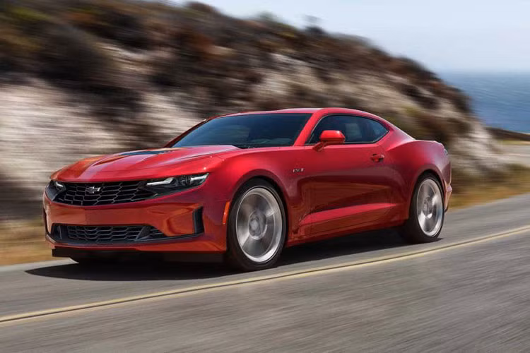 Ngoài ra, Chevrolet Camaro 2020 còn được bổ sung một vài lựa chọn mới, ví dụ như màu ngoại thất xanh lục Rally Green, các thiết kế bánh xe mới, kẹp phanh màu đỏ hoặc cam, cùng miếng bảo vệ đầu gối màu đỏ...