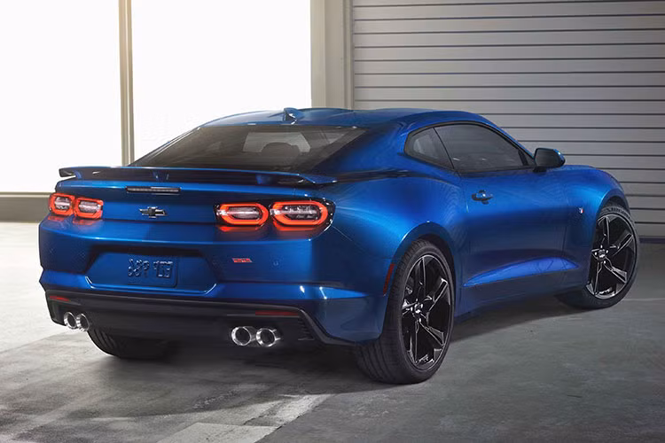 Các sửa đổi đáng chú ý về thiết kế của mẫu xe cơ bắp Chevrolet Camaro 2020 gồm có lưới tản nhiệt mới có thanh ốp ngang màu sơn cơ thể thay vì màu đen như trước, logo Chevrolet được đẩy lên phần tản nhiệt phía trên thay vì đặt ở giữa thanh ngang trên đầu xe.