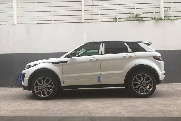 Về kích thước, tổng thể xe được giữ nguyên ở 4.365 x 2.125 x 1.635 (mm), chiều dài cơ sở 2.660 (mm) và hệ thống treo khí nén có thể nâng khoảng sáng gầm xe từ 215 đền 240 (mm). Nhờ tổng thể gọn gàng mà chiếc xe tạo được cảm giác thân thiện với người đối diện, đồng thời rất thích hợp để đi lại ở nhiều điều kiện đường khác nhau.