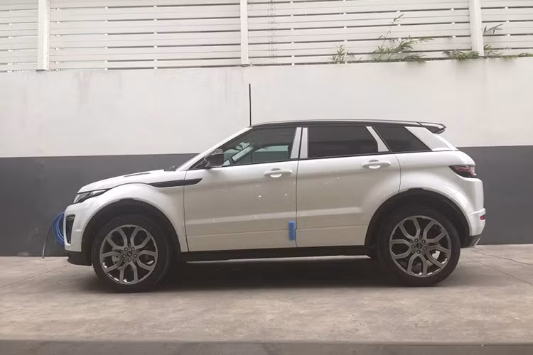 Về kích thước, tổng thể xe được giữ nguyên ở 4.365 x 2.125 x 1.635 (mm), chiều dài cơ sở 2.660 (mm) và hệ thống treo khí nén có thể nâng khoảng sáng gầm xe từ 215 đền 240 (mm). Nhờ tổng thể gọn gàng mà chiếc xe tạo được cảm giác thân thiện với người đối diện, đồng thời rất thích hợp để đi lại ở nhiều điều kiện đường khác nhau.