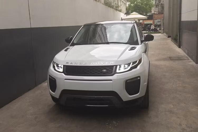 Được biết, nam ca sỹ Đức Phúc không phải là ngôi sao duy nhất của Việt Nam tậu Range Rover Evoque. Trước Đức Phúc, đã có một số sao Việt như Hồ Ngọc Hà hay Tuấn Hưng từng mua Range Rover Evoque.