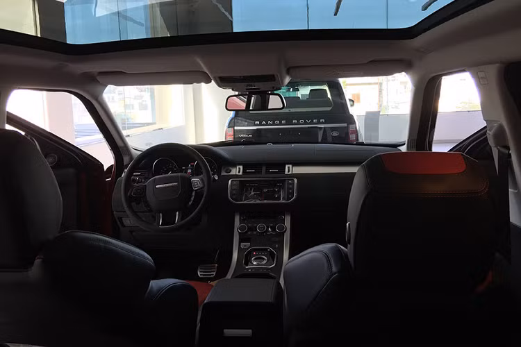 Ngoài ra, xe còn có bậc cửa mạ crôm, đèn nội thất tùy chỉnh, camera lùi và hệ thống âm thanh Meridian 10 loa có công suất 380 W, đi kèm bộ loa trầm. Hàng ghế thứ hai có đầy đủ những gì cần thiết như ba tựa đầu và độ rộng đủ cho ba người lớn, bệ tì tay trung tâm, hốc gió phụ phía sau và khả năng gập lưng 60:40.