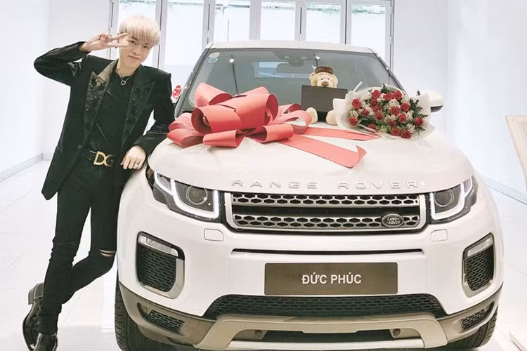 Mới đây, trên mạng xã hội - nam ca sỹ Đức Phúc đã bất ngờ chia sẻ hình ảnh chiếc xế hộp mới tậu của mình. Theo đó, chiếc xe mới của anh chàng ca sỹ trẻ Hà thành này là SUV hạng sang Range Rover Evoque mới và được sơn màu trắng trẻ trung, sang trọng.