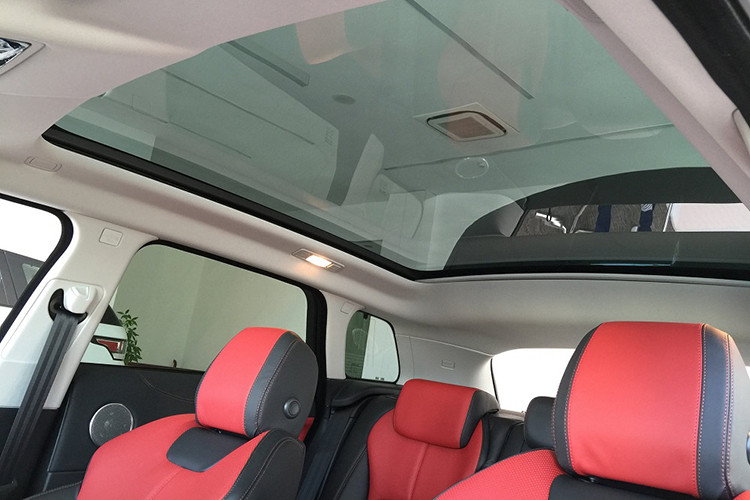 Nguồn cung cấp sức mạnh cho mẫu SUV Range Rover Evoque HSE mới này sẽ là khối động cơ xăng 4 xi-lanh, dung tích 2.0 lít, sản sinh công suất tối đa 240 mã lực và mô-men xoắn cực đại 340 Nm. Sức mạnh được truyền tới cả 4 bánh thông qua hộp số tự động 9 cấp.