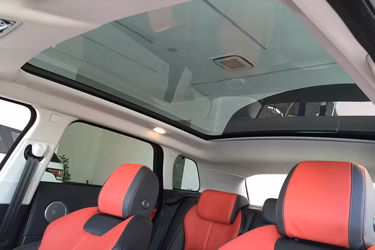 Nguồn cung cấp sức mạnh cho mẫu SUV Range Rover Evoque HSE mới này sẽ là khối động cơ xăng 4 xi-lanh, dung tích 2.0 lít, sản sinh công suất tối đa 240 mã lực và mô-men xoắn cực đại 340 Nm. Sức mạnh được truyền tới cả 4 bánh thông qua hộp số tự động 9 cấp.