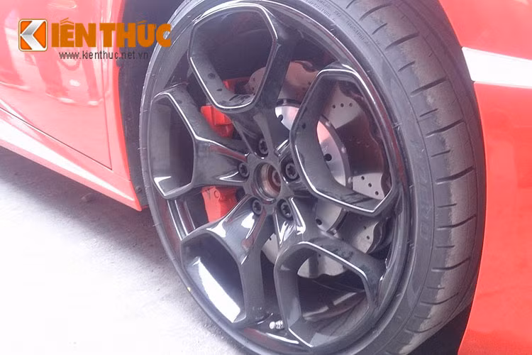 Điểm đặc biệt ở chiếc Lamborghini Huracan màu đỏ này là gói trang bị "thửa riêng" gồm gói ốp carbon Forged Composite độc quyền của Lamborghini, vành 20 inch, nắp động cơ bằng kính...