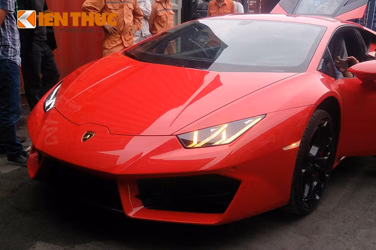 Được thừa hưởng thiết kế từ chính đàn anh Aventador, Huracan mang đậm thiết kế của hãng siêu xe Ý Lamborghini. Tuy nhiên, ở phiên bản Huracan, dòng siêu xe này được thiết kế mềm mại và thanh thoát hơn.
