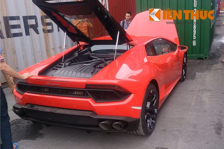 Tại Việt Nam, siêu xe này được khá nhiều "dân chơi" ưa chuộng - đặc biệt là các bạn trẻ. Cũng tại thị trường Việt, ngoài bản phân phối chính hãng với số lượng chỉ vài chiếc thì số lượng Huracan đưa về nước qua các đại lý tư nhân lên đến hơn 10 chiếc.