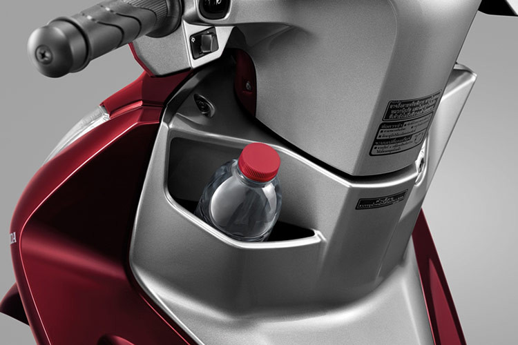 Ngoài ra, xe còn sở hữu nhiều tiện ích thông minh, điển hình là hộc đựng đồ dưới yên rộng 17 lít, có thể chứa vừa mũ bảo hiểm trùm đầu, cùng với hộc đựng đồ phía trước tiện lợi cho các vật dụng nhỏ hàng ngày.