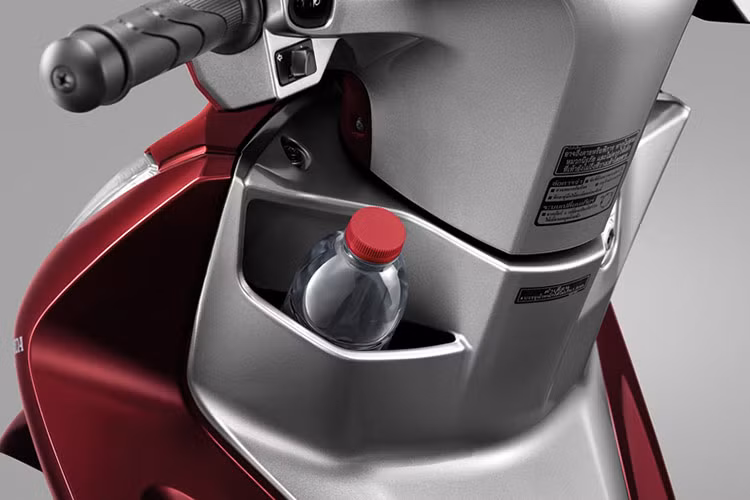 Ngoài ra, xe còn sở hữu nhiều tiện ích thông minh, điển hình là hộc đựng đồ dưới yên rộng 17 lít, có thể chứa vừa mũ bảo hiểm trùm đầu, cùng với hộc đựng đồ phía trước tiện lợi cho các vật dụng nhỏ hàng ngày.