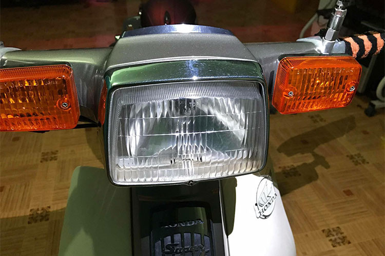 Tại Anh, những chiếc Super Cub C70 được nhập khẩu sẽ được thay sẵn đầu tròn thay vì vuông như hàng nội địa Nhật. Màu sơn đặc trưng của những chiếc Cub 82 tại Việt Nam là xanh cửu long, tuy nhiên chiếc xe này còn được bán với nhiều màu khác nhau. Trong đó, phiên bản màu xám bạc như chiếc xe trong bài viết này rất hiếm gặp tại Việt Nam.