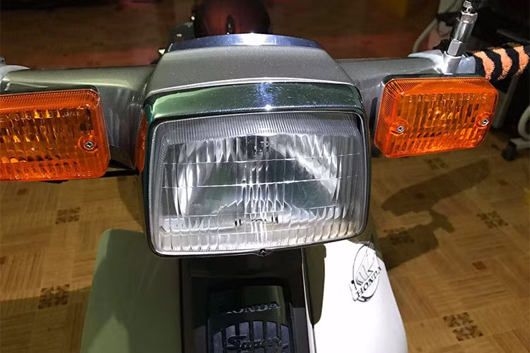 Tại Anh, những chiếc Super Cub C70 được nhập khẩu sẽ được thay sẵn đầu tròn thay vì vuông như hàng nội địa Nhật. Màu sơn đặc trưng của những chiếc Cub 82 tại Việt Nam là xanh cửu long, tuy nhiên chiếc xe này còn được bán với nhiều màu khác nhau. Trong đó, phiên bản màu xám bạc như chiếc xe trong bài viết này rất hiếm gặp tại Việt Nam.