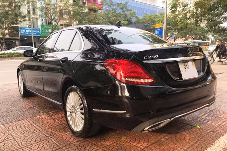 Chiếc Mercedes-Benz C250 Exclusive phiên bản 2017 này hiện đang được chủ nhân đăng bán với giá hơn 1,3 tỷ đồng, chịu lỗ hơn 400 triệu đồng so với giá trị xe khi mua mới. Phiên bản 2018 mới nhất của C250 Excpusive hiện có giá bán chính hãng khoảng 1,729 tỷ đồng tại Việt Nam.