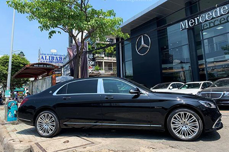Nhưng với việc 1 đại gia đã mua được xe siêu sang Mercedes-Maybach S450 4Matic thế hệ mới, họ nhiều khả năng sẽ không quan tâm đến việc bán lại xe để kiếm chút ít tiền lời. Thay vào đó sẽ giữ lại cho mình, vì đây là lộc, tiền, tài, không dễ gì mua được vì hiện tại việc bấm số là ngẫu nhiên.