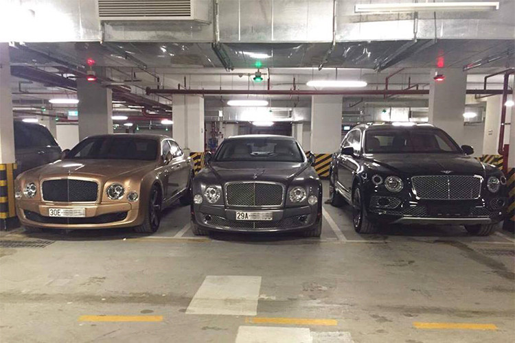 Loạt xe siêu sang bị bắt gặp trong hầm đỗ xe này đều là những cái tên đình đám như Bentley Mulsanne, Mulsanne Speed, Bentley Bentayga hay cả chiếc Rolls-Royce Wraith Black Badge đầu tiên lăn bánh tại Việt Nam cũng góp mặt trong căn hầm chục trị giá trăm tỷ đồng này.