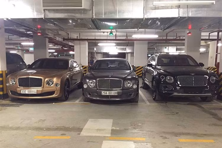 Loạt xe siêu sang bị bắt gặp trong hầm đỗ xe này đều là những cái tên đình đám như Bentley Mulsanne, Mulsanne Speed, Bentley Bentayga hay cả chiếc Rolls-Royce Wraith Black Badge đầu tiên lăn bánh tại Việt Nam cũng góp mặt trong căn hầm chục trị giá trăm tỷ đồng này.